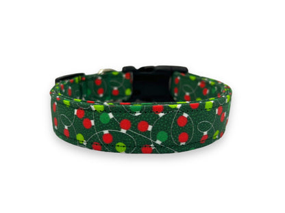 Green dog collar decorated with red and green Christmas lights, displayed on a white background. The festive design adds cheerful holiday flair, perfect for winter walks and celebrations.