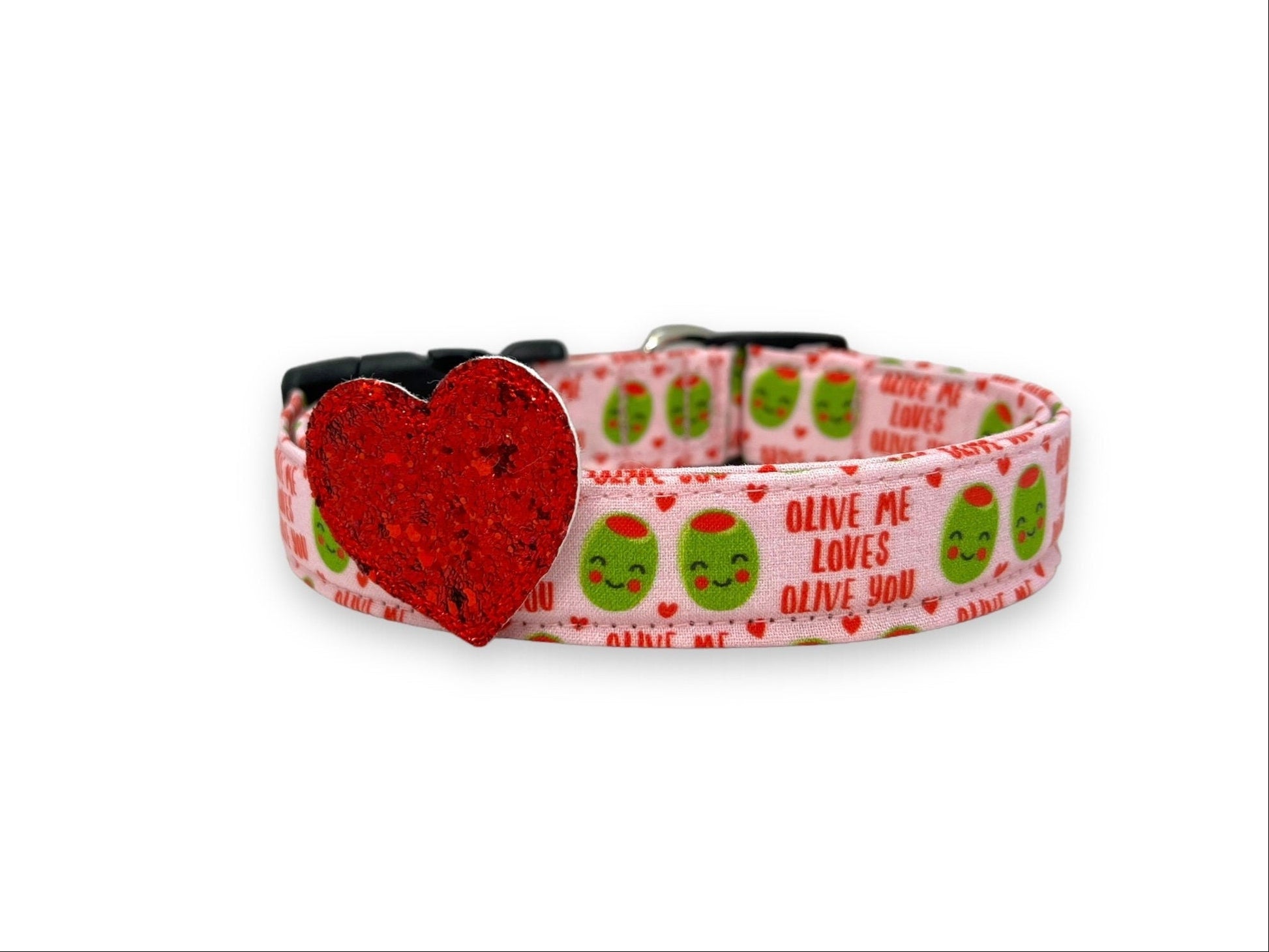 Light pink Valentine’s Day dog collar with heart olive design and “Olive Me, Loves Olive You” text. Includes removable red glitter heart embellishment for festive style.