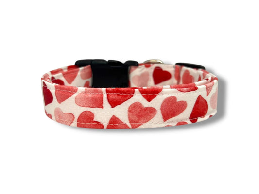 White Valentine’s Day dog collar with red and pink watercolor heart pattern, romantic heart-themed accessory for dogs