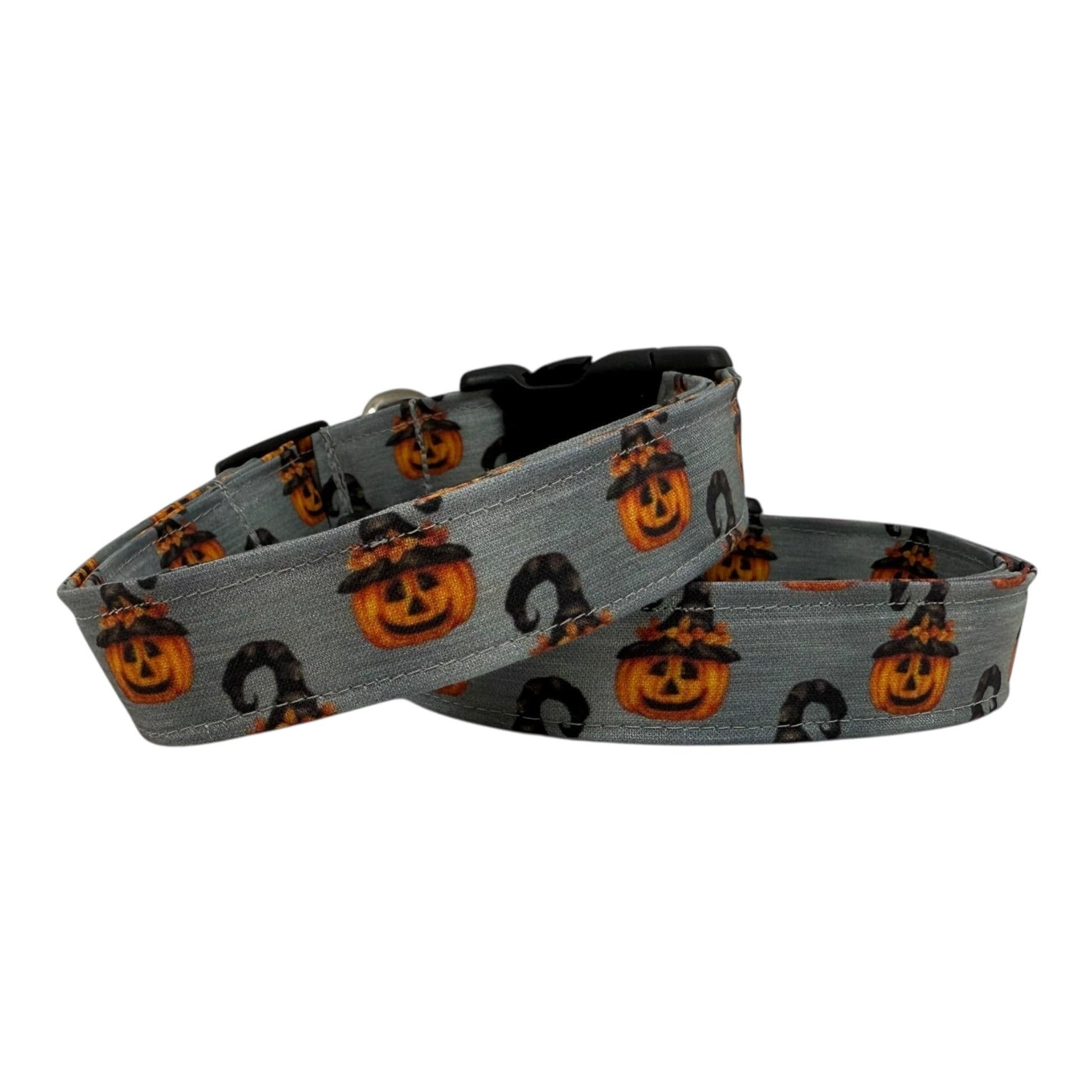 Gray Halloween dog collar with repeating jack‑o‑lanterns in witch hats.