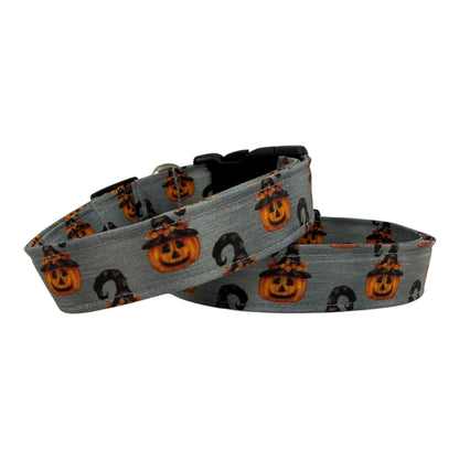 Gray Halloween dog collar with repeating jack‑o‑lanterns in witch hats.